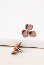 Load image into Gallery viewer, Violet Flower Earrings

